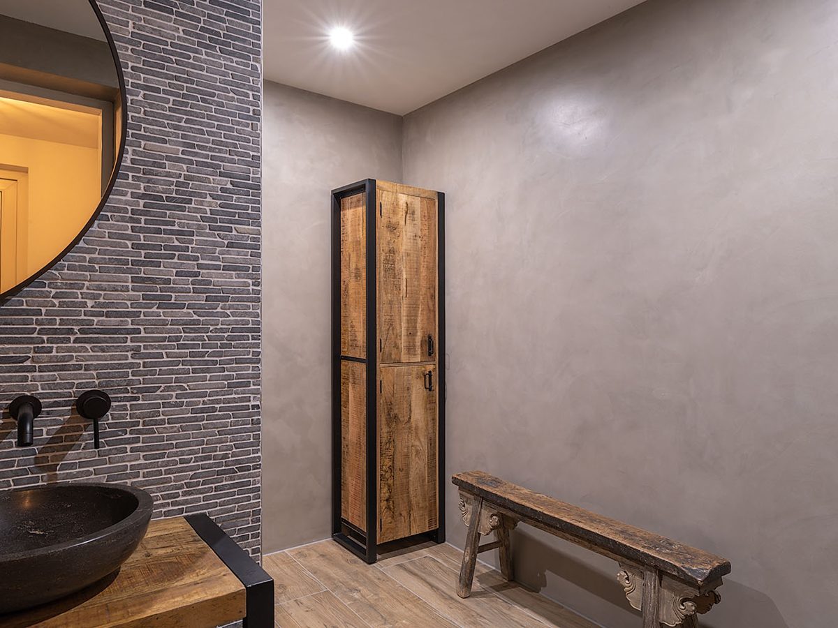Gestucte badkamer met een grijze betonlook