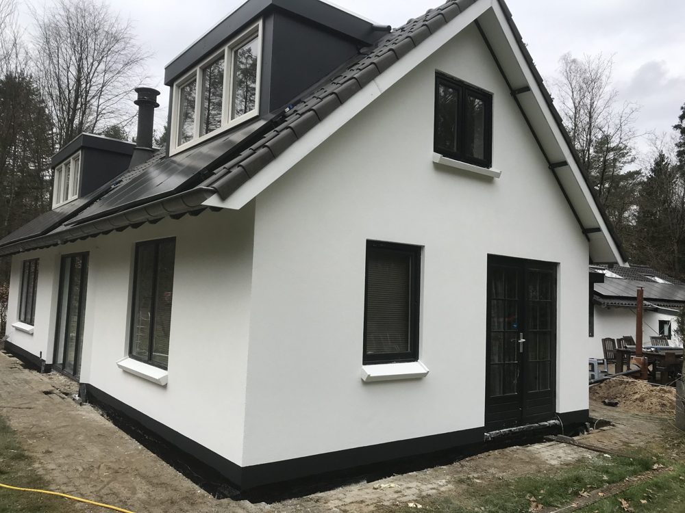 Vrijstaande woning met een witte gestucte buitengevel