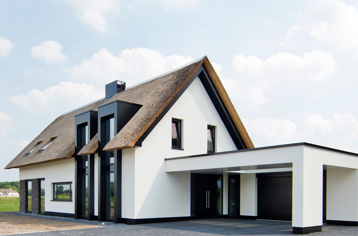 Moderne villa met een witte gestucte buitengevel