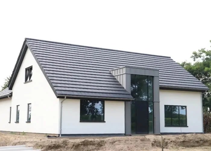 Nieuwbouwwoning met een gladde witte gestucte gevel
