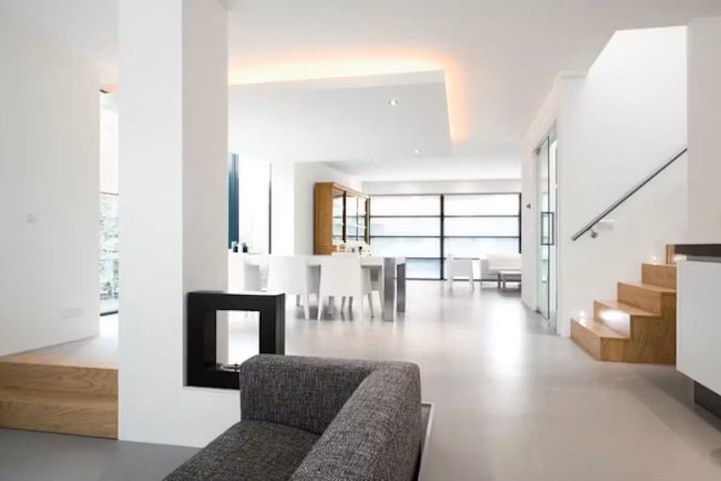 Strak gestucte witte muren in een moderne woning