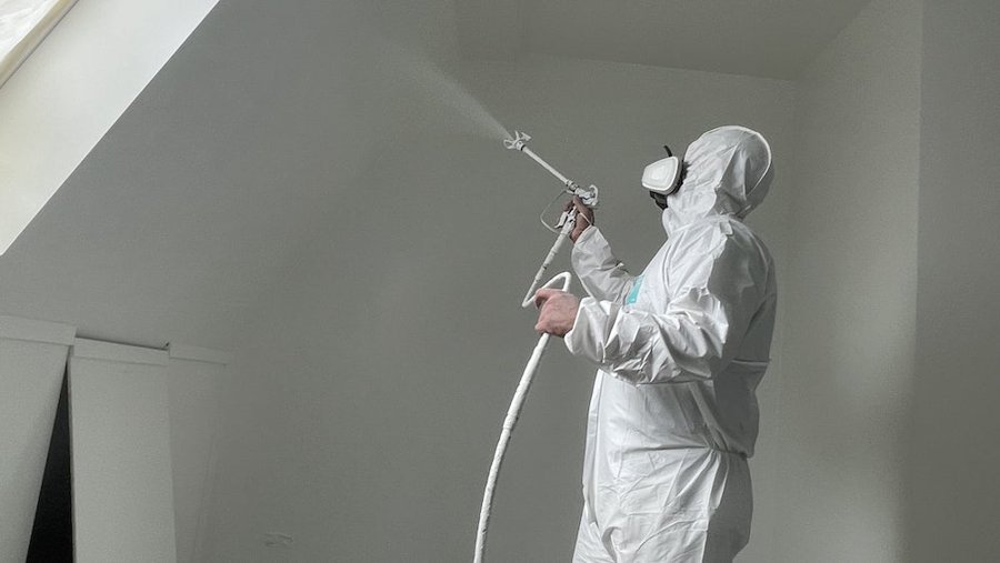 Plafond spuiten met een airless machine