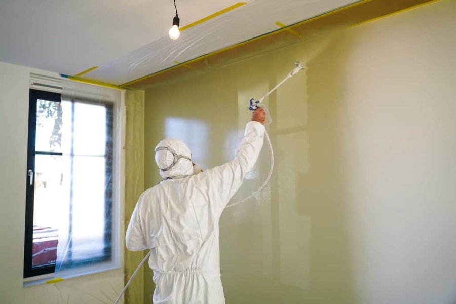 Strak latexspuitwerk in een woonkamer
