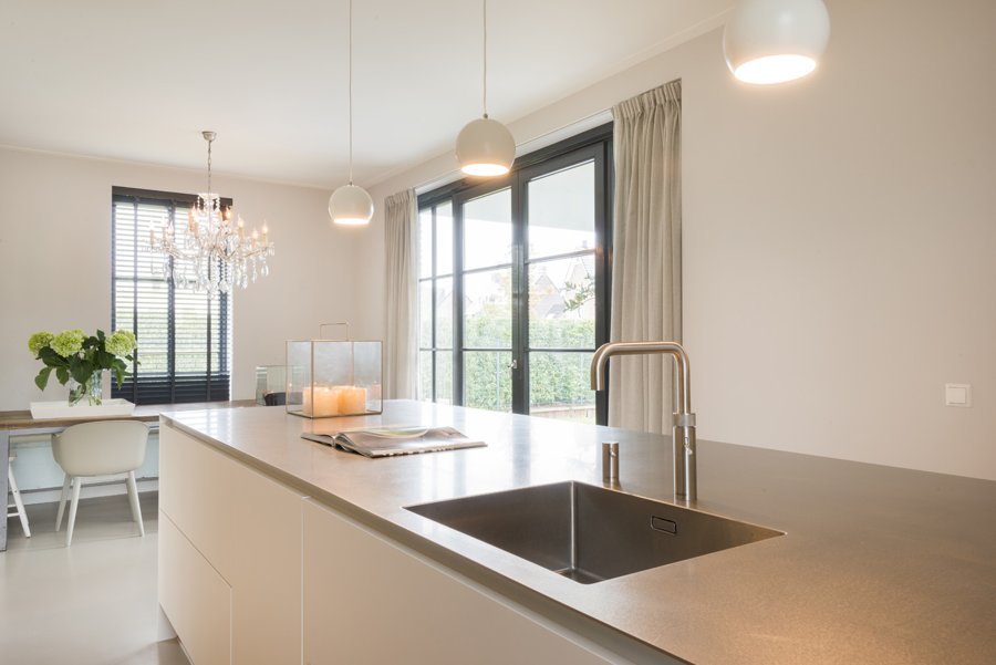 Strak gestucte wanden in een afgewerkte nieuwbouwwoning