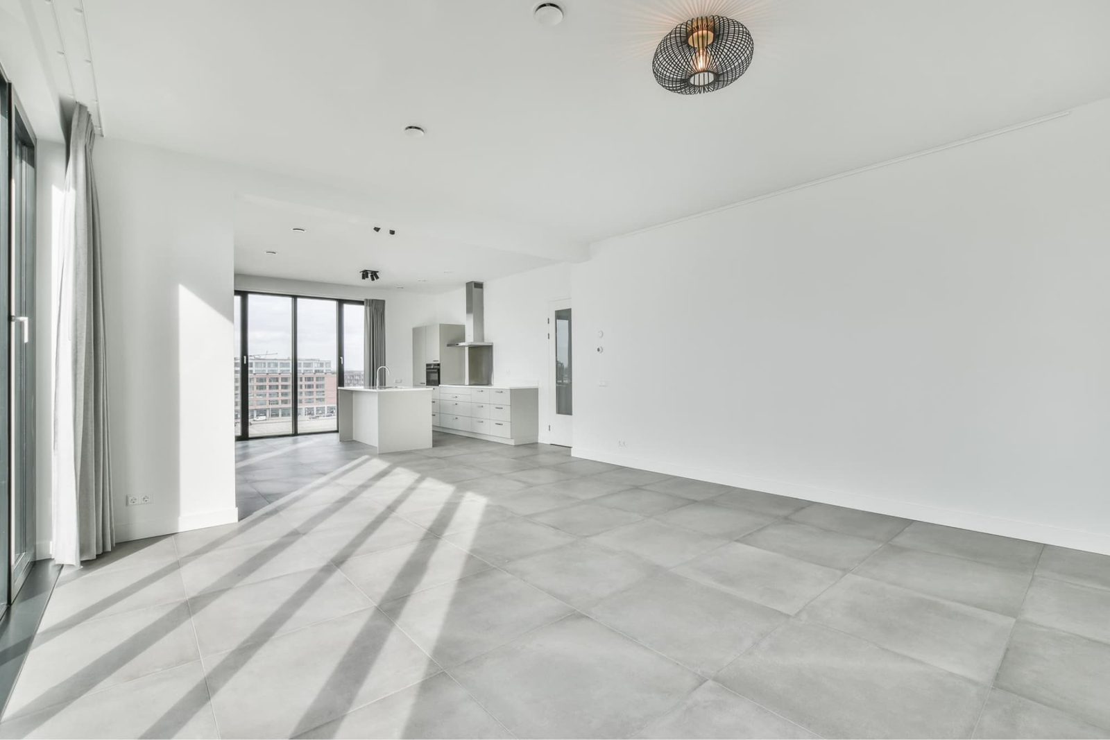 Strak gestucte wanden en plafond in een nieuwbouwwoning
