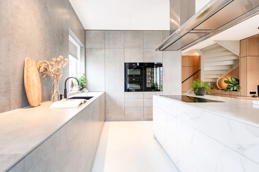 Streeploos afgewerkt interieur in een moderne nieuwbouwwoning